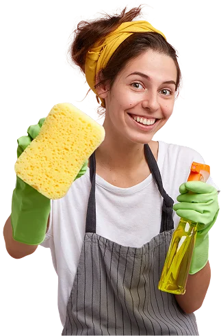 Une femme souriante, portant un bandeau et un tablier, tient une éponge jaune et un spray nettoyant. Elle porte des gants verts, sur fond rose